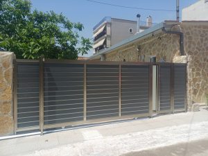 Συρόμενη αυλόπορτα αλουμινίου σε βαφή inox