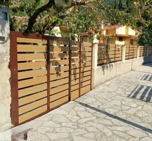 Αυλόπορτα και περίφραξη με επένδυση από συνθετικό ξύλο