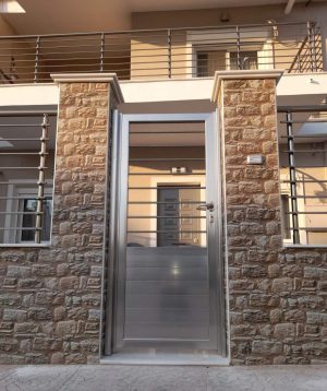 Aυλόπορτα αλουμινίου και κάγκελα σε χρώμα inox